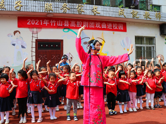 县实验幼儿园开展戏曲进校园活动