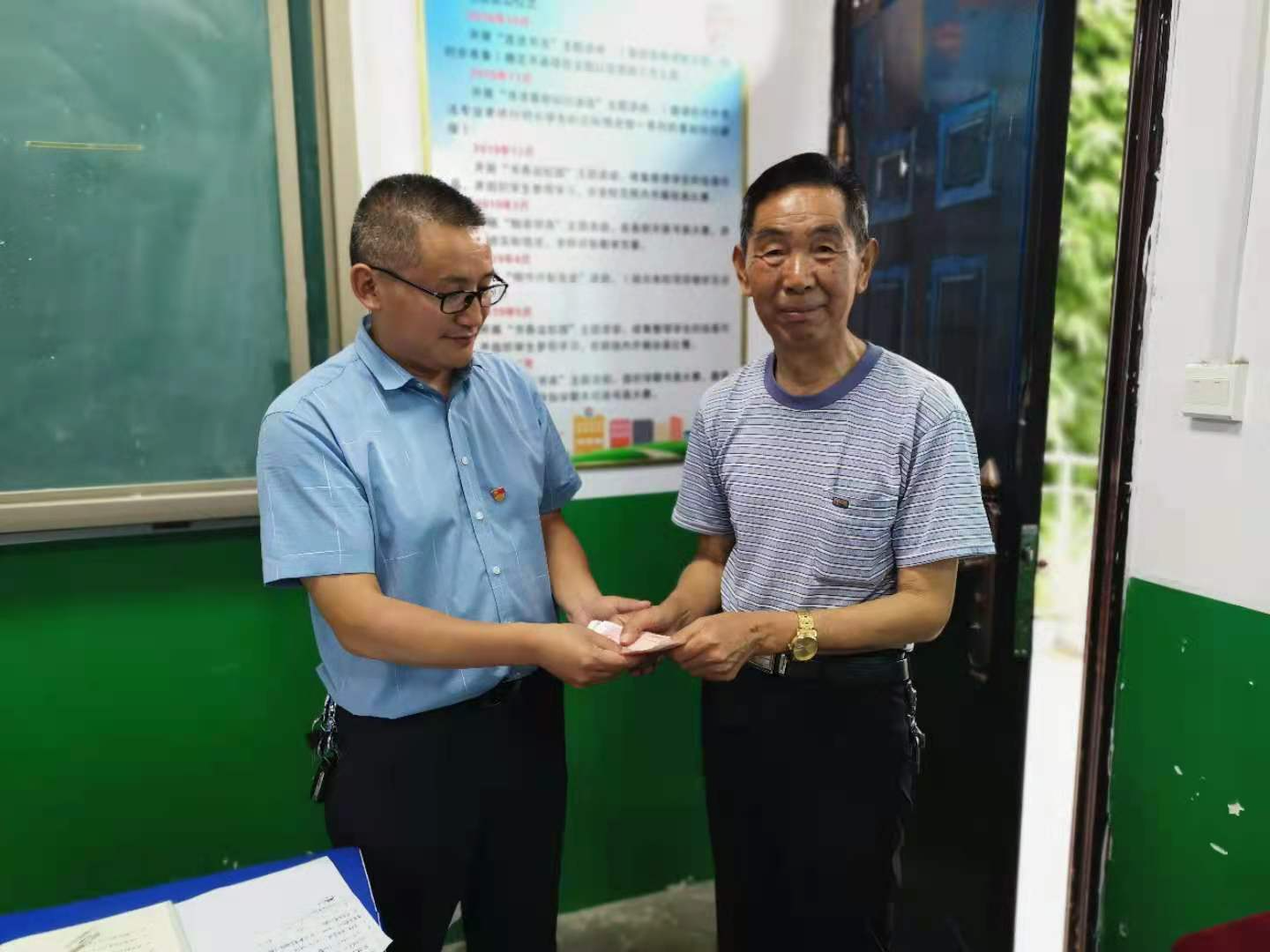 潘口乡中心小学情系老党员 