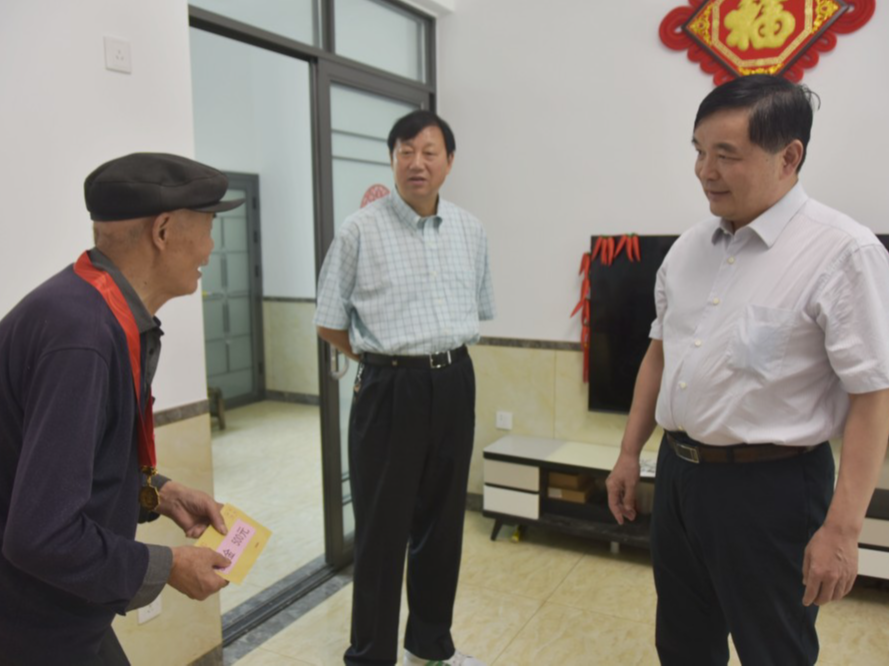 市政协副主席李跃来我县看望慰问老党员