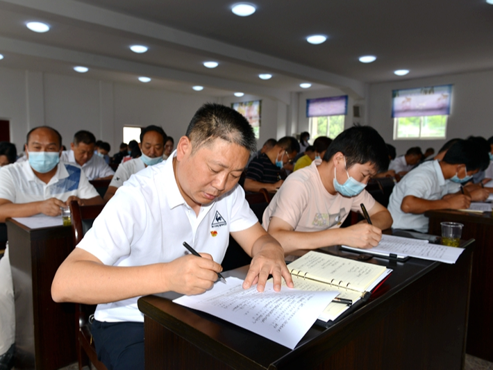 上庸鎮(zhèn)組織黨員干部開展換屆知識(shí)測(cè)試