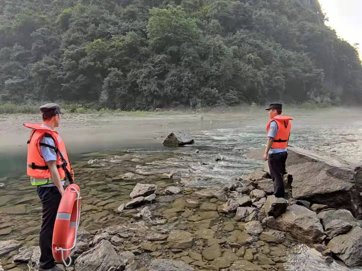 两男子河中被困　警民合力助脱险