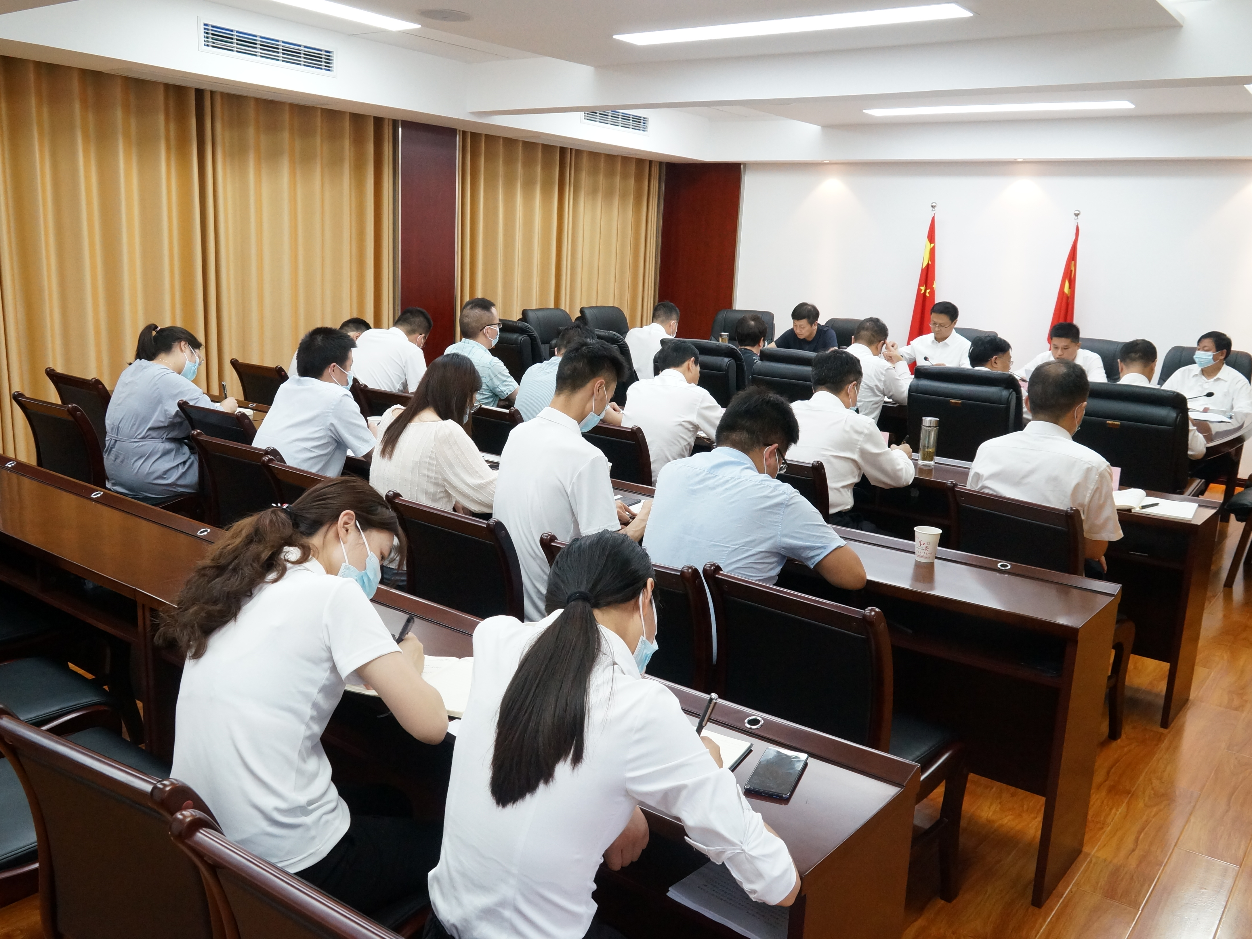 陈建平主持召开县委常委会会议