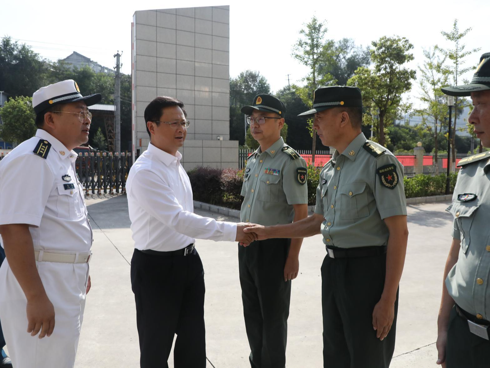 陈建平带队开展“八一”走访慰问