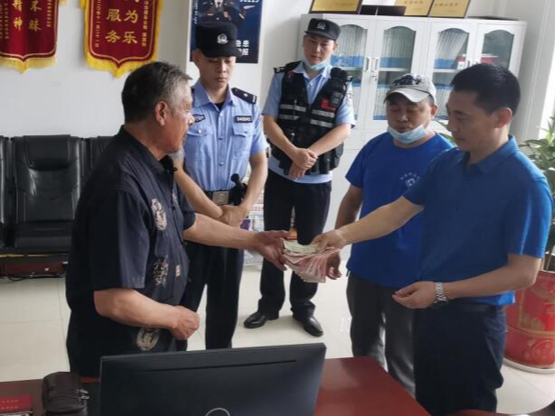 出租车驾驶员拾金不昧传递正能量