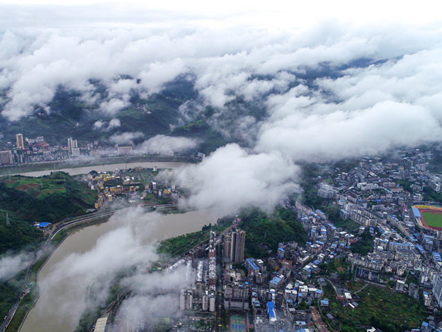 水雾相连山隐现，大美竹山在心间