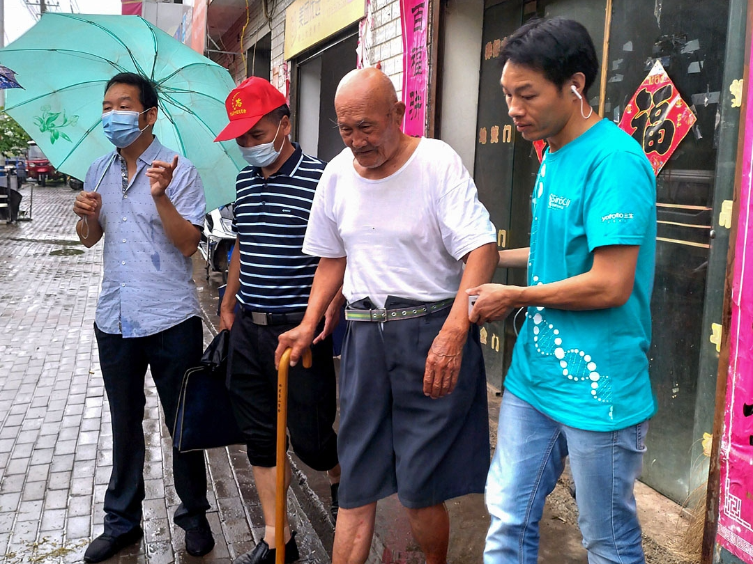 县林业局志愿者下沉包联单位织密全民免疫屏障