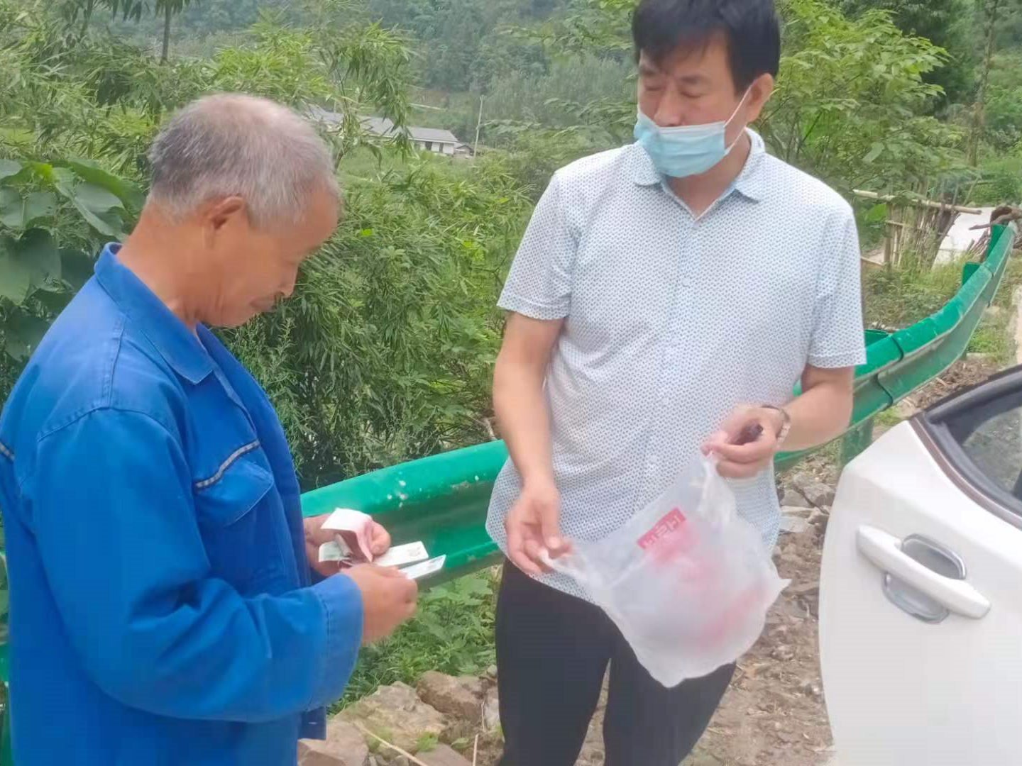 拾金不昧受赞誉