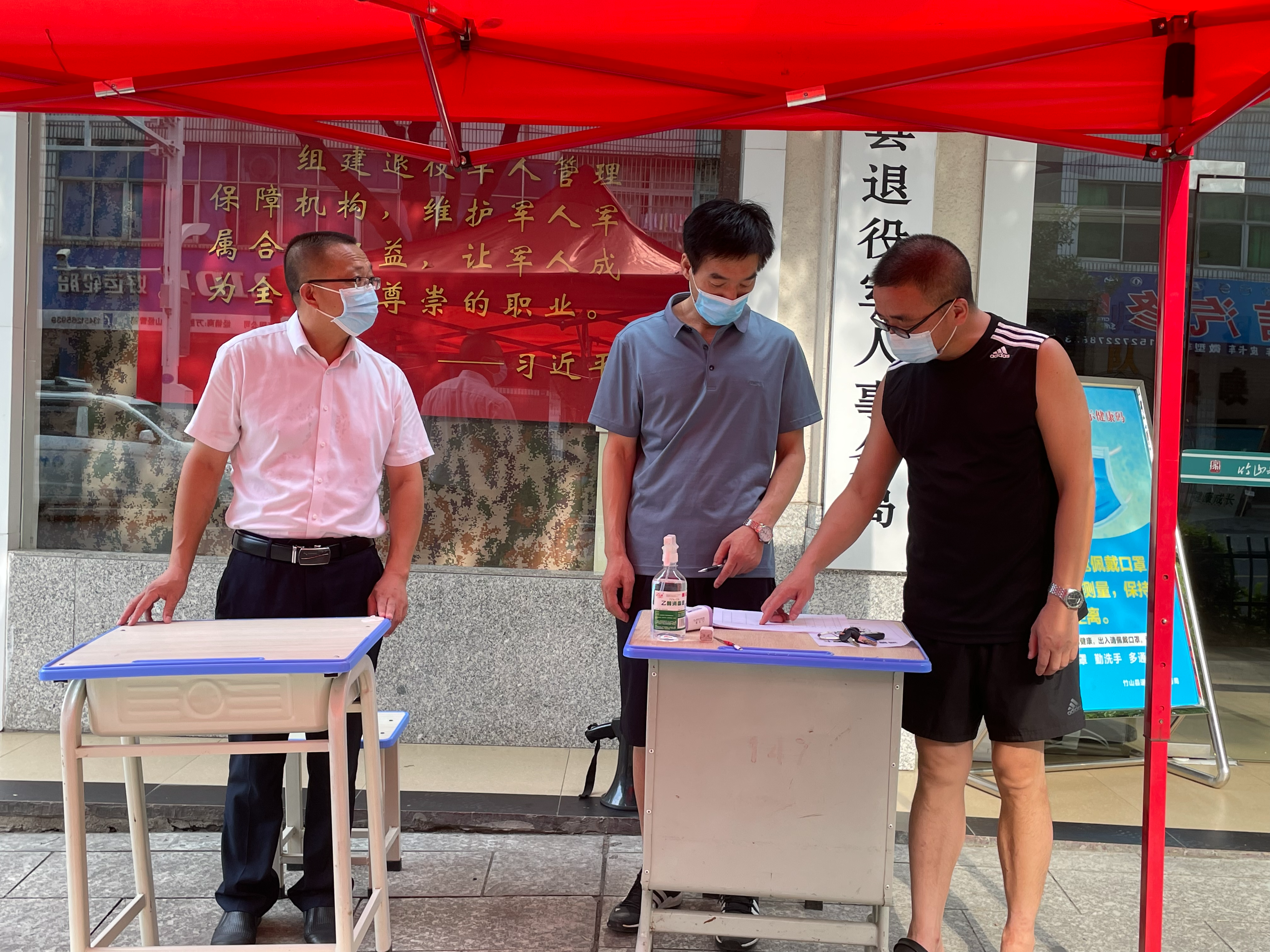 竹山职校下沉社区开展疫情防控工作