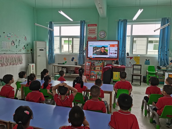 县实验幼儿园为幼儿种下爱国主义种子