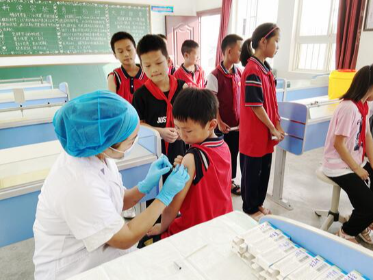 深河乡：有序组织师生接种流感疫苗