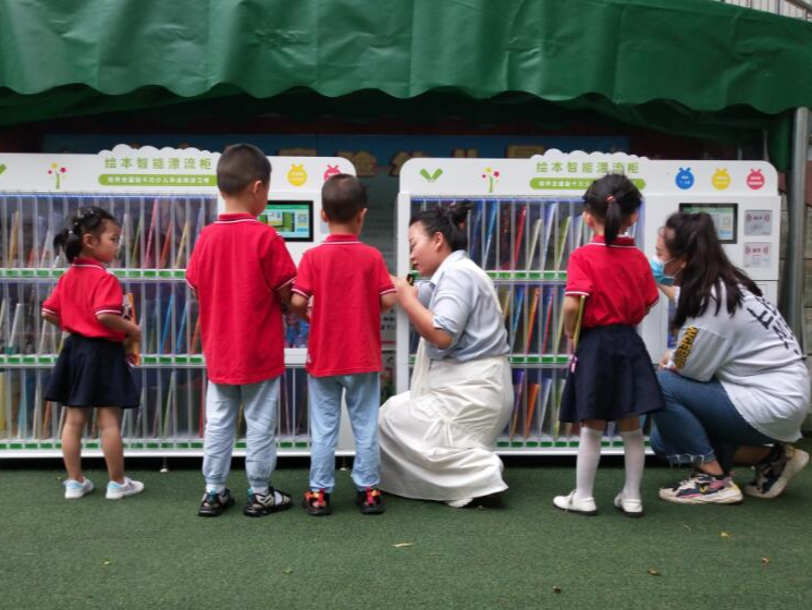 “漂流书柜”走进县实验幼儿园