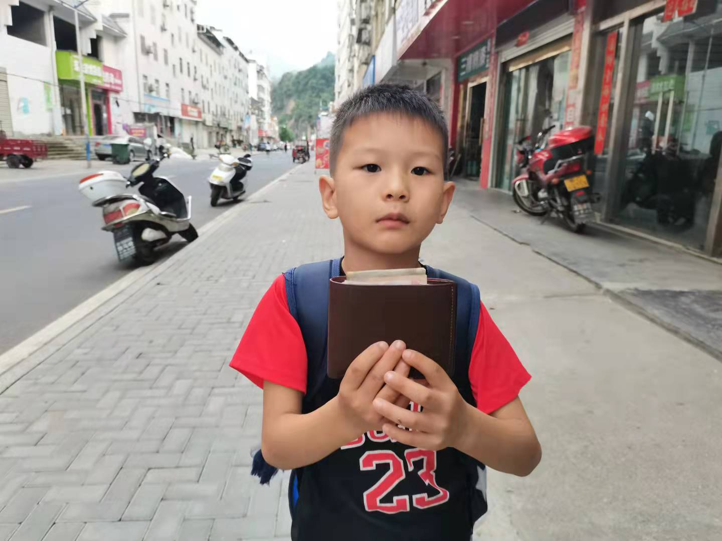 拾金不昧传美德