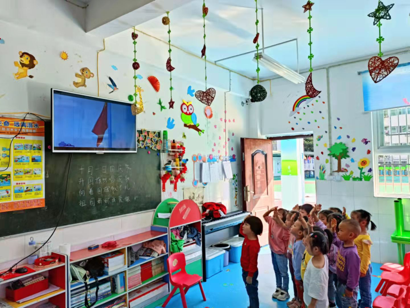 溢水镇中心幼儿园开展向国旗敬礼活动