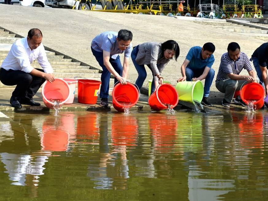 開展增殖放流  優(yōu)化水生環(huán)境