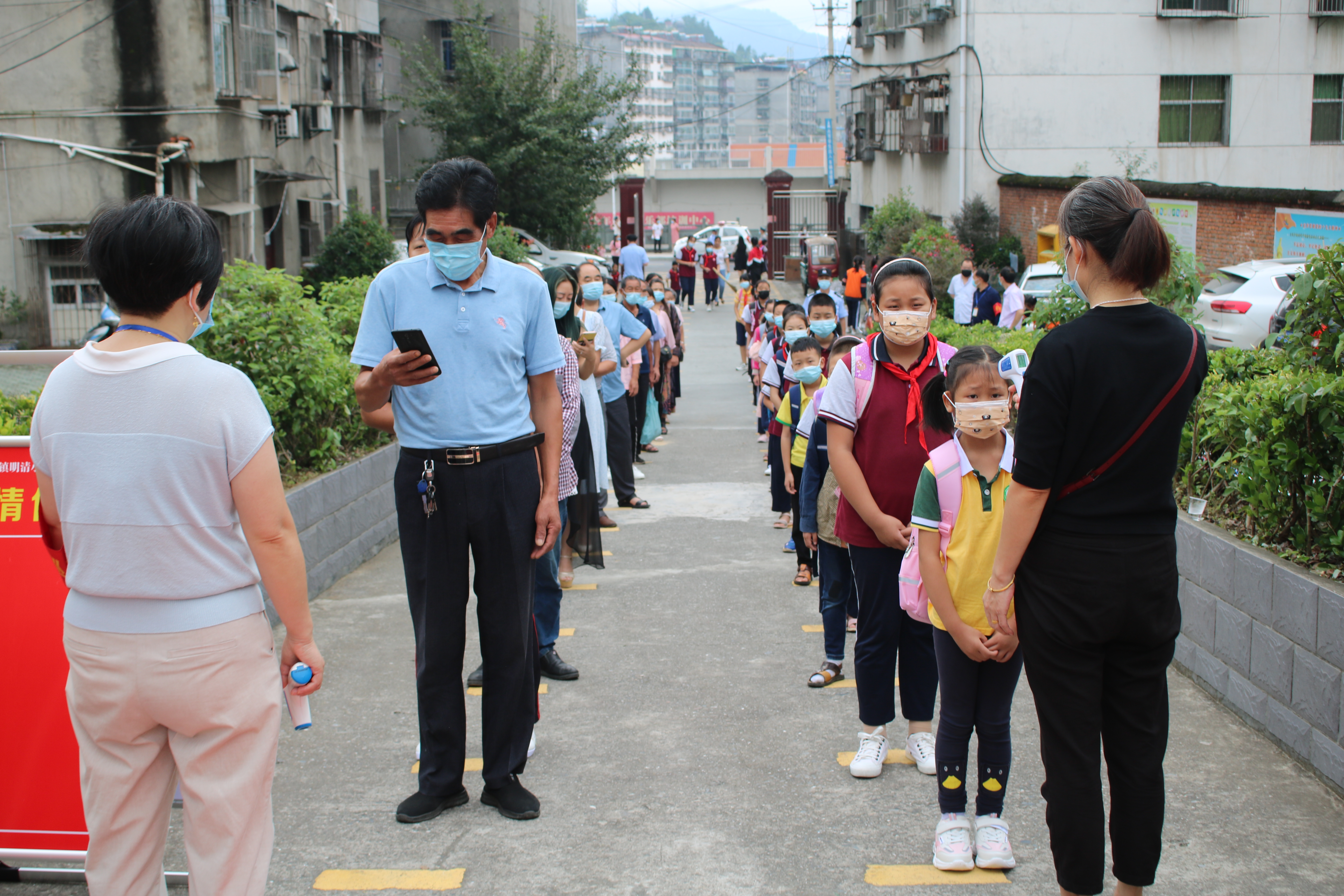 明清小学有序组织开学