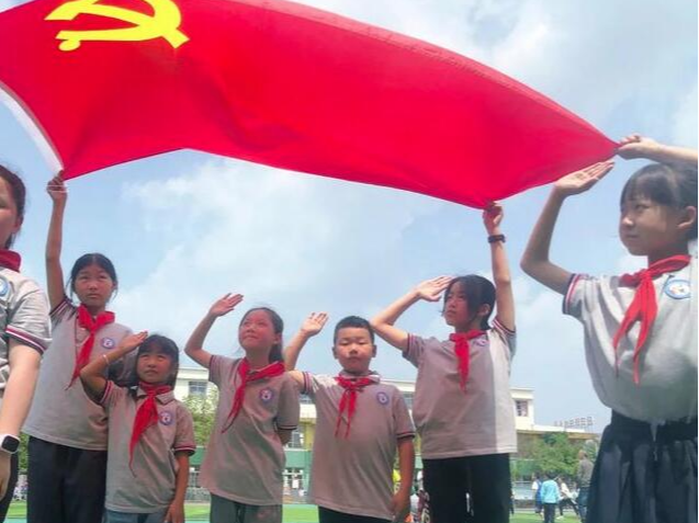 文峰乡中心小学开展“童心向党· 向党旗敬礼”主题教育活动