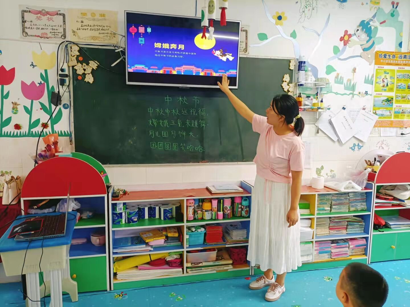 溢水中心幼儿园：吃月饼，听故事，唱儿歌