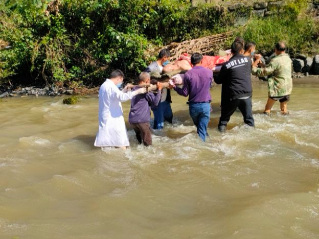 竹坪鄉(xiāng)衛(wèi)生院醫(yī)護(hù)人員跋山涉水生死急救