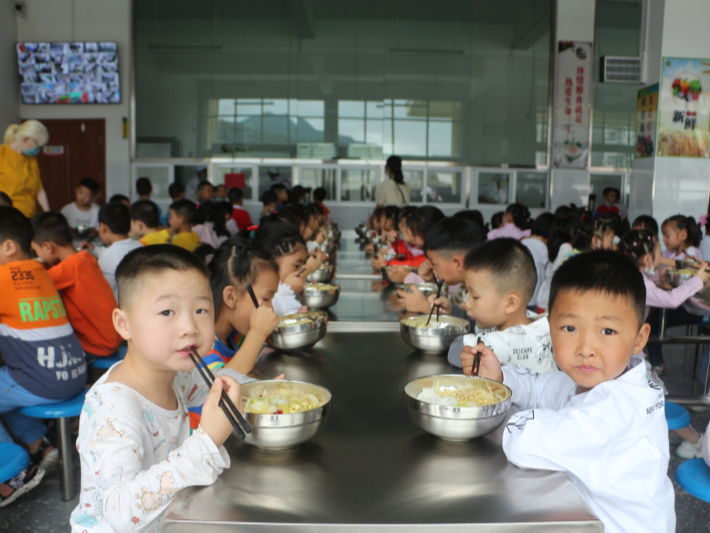 溢水小学新食堂建成投入使用 