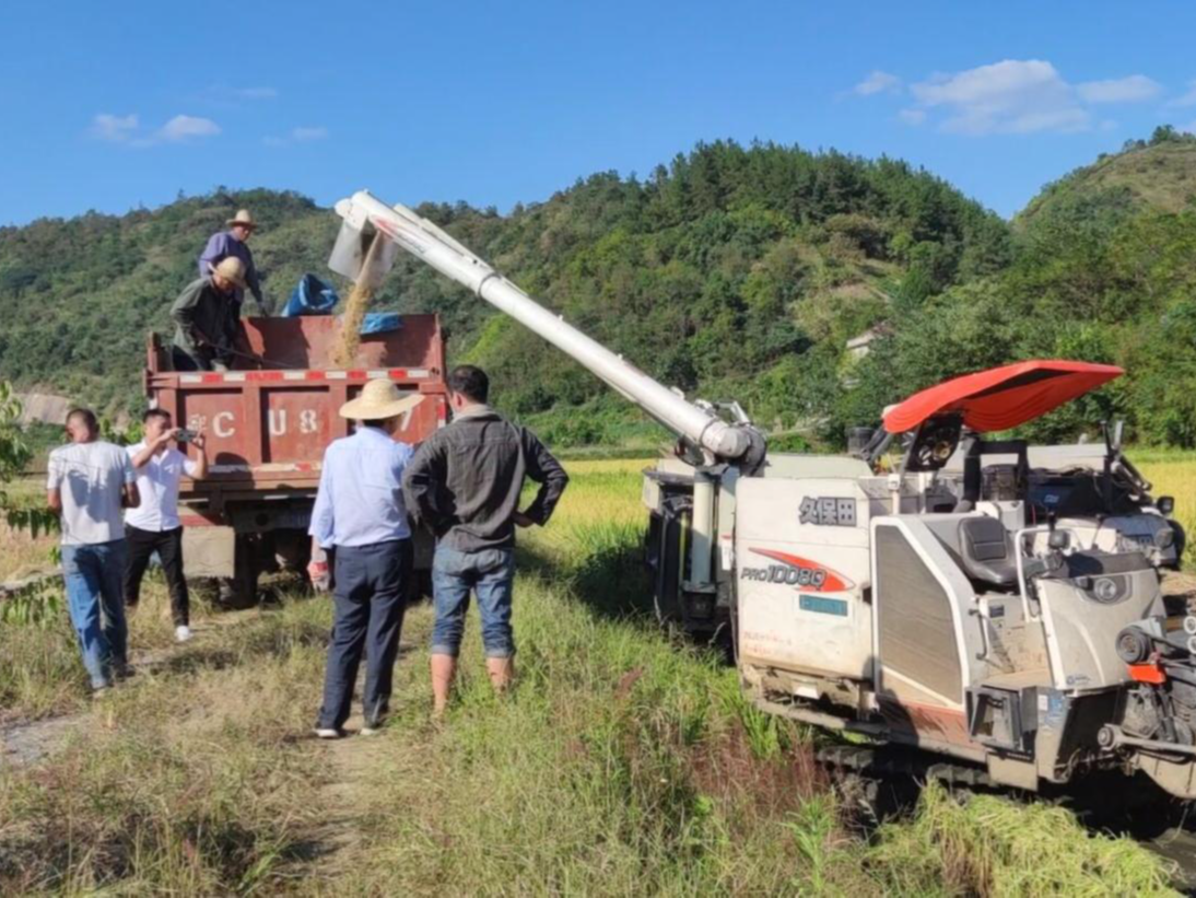 市农机中心调研我县农业农机化工作