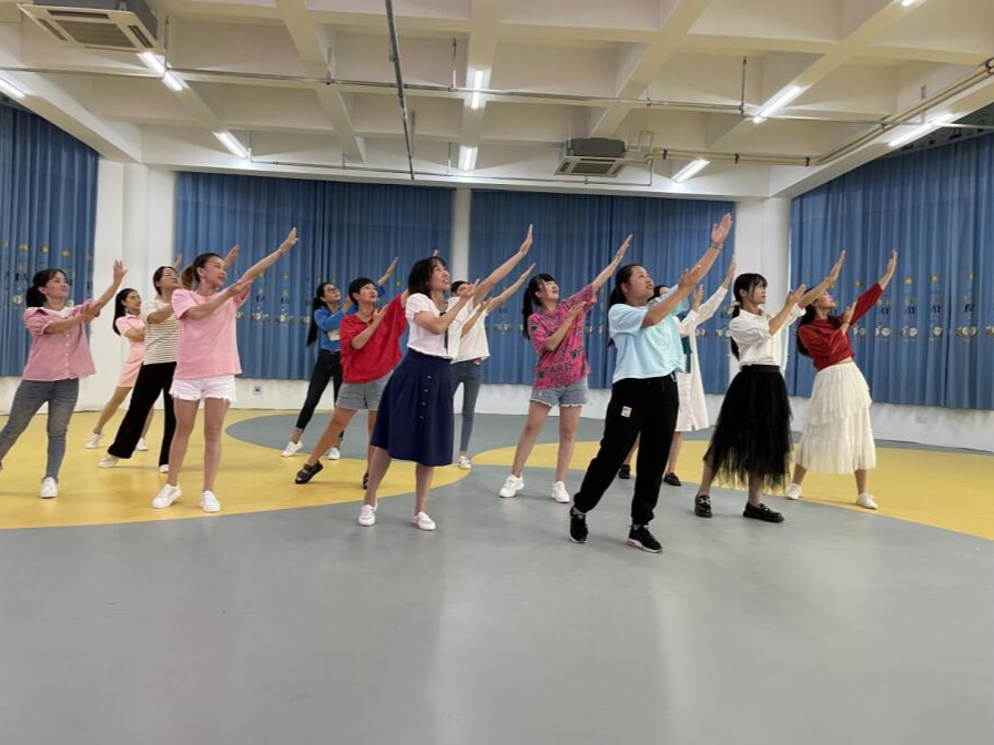 溢水镇第二幼儿园老师们创编早操