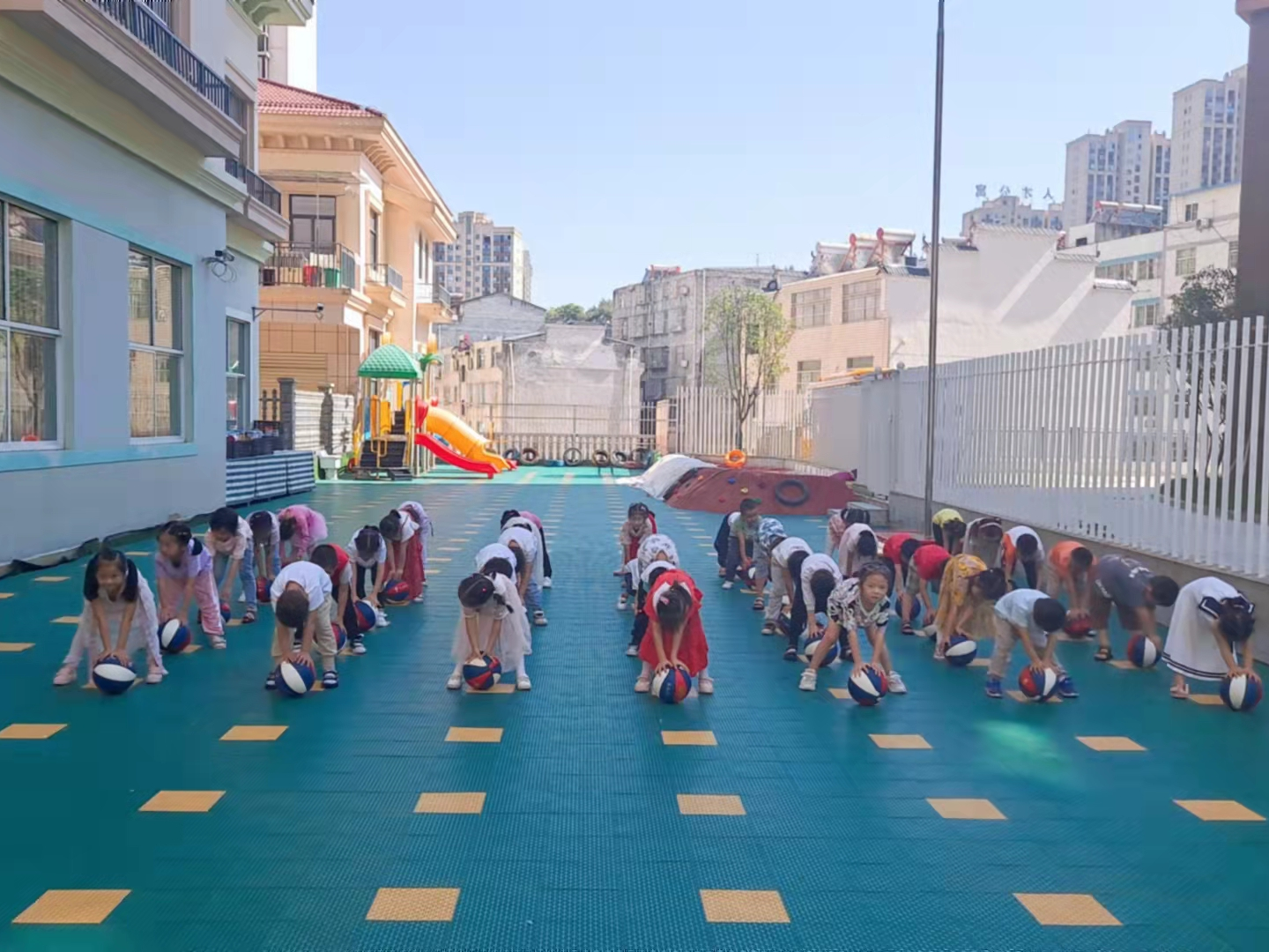 城关镇英才宝贝幼儿园开设篮球特色课程