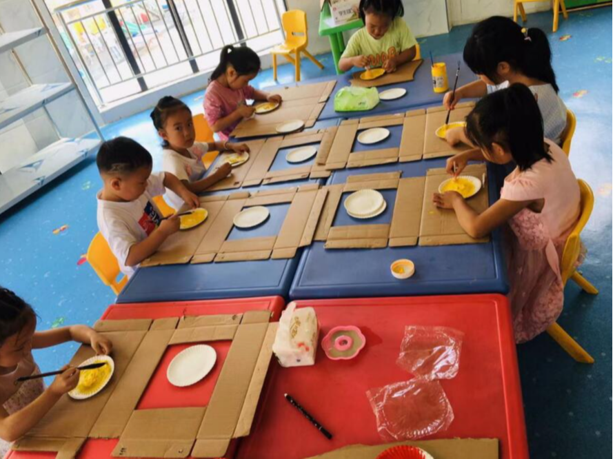 官渡中心幼儿园举办“童心向党,爱我中华”绘画展