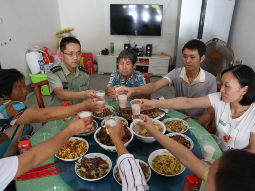 失散32年后  母子三人终团圆