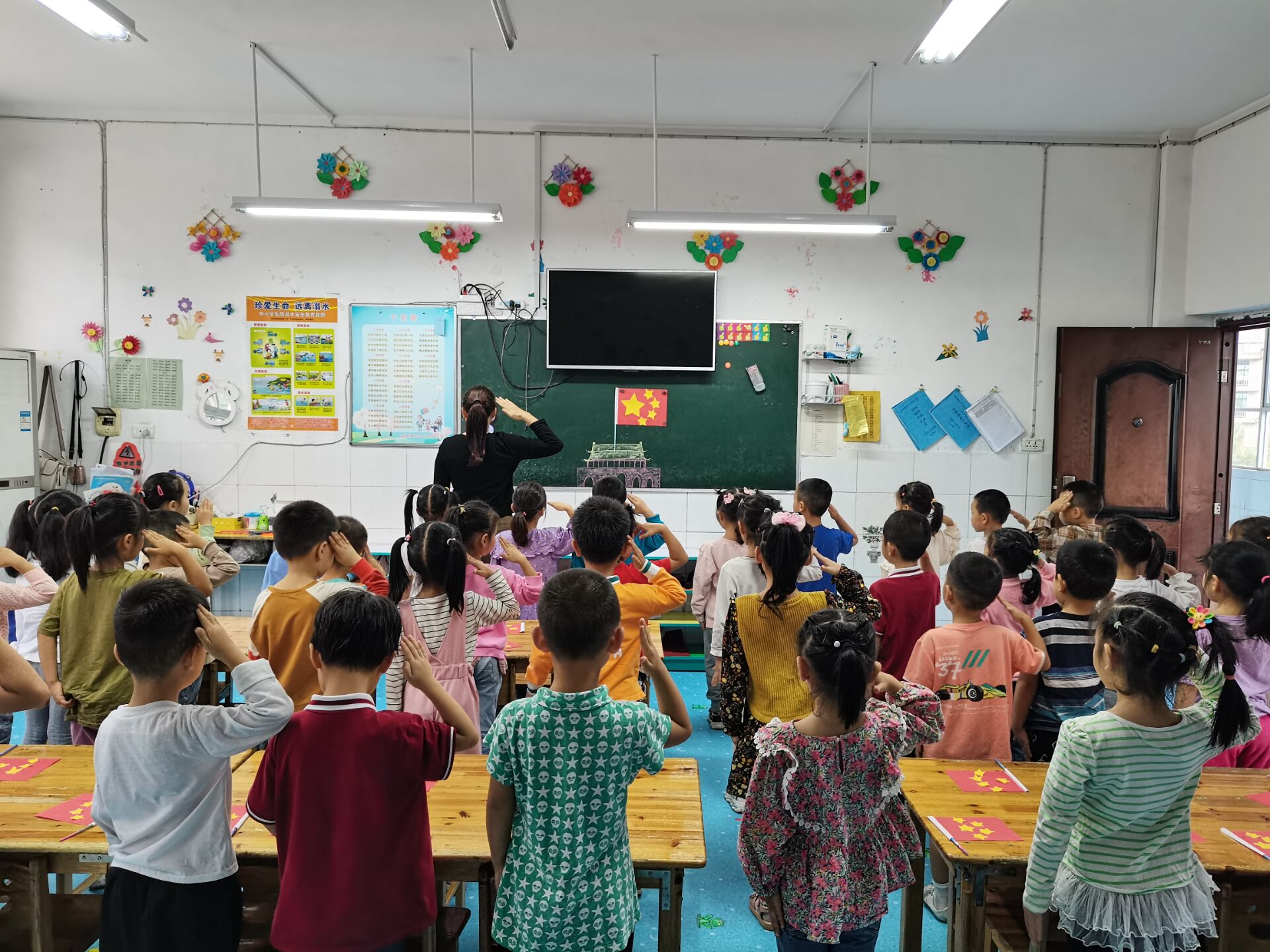 溢水镇十星幼儿园开展向国旗敬礼活动