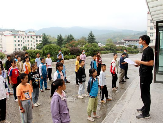 擂鼓中学开展应急情景模拟演练促应变强实战