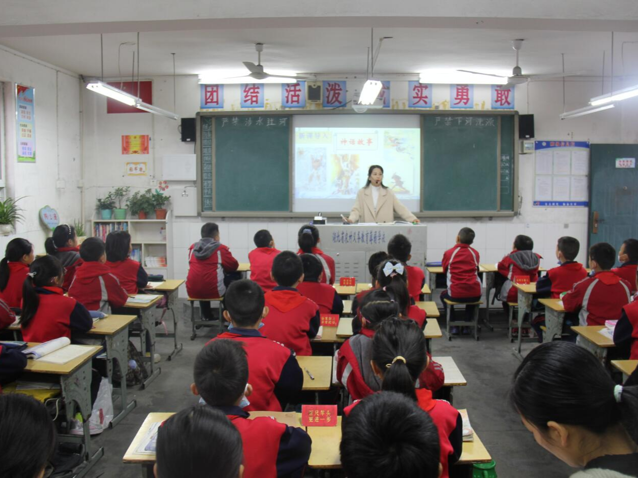 县实验小学：比教学 抓课改 促提升