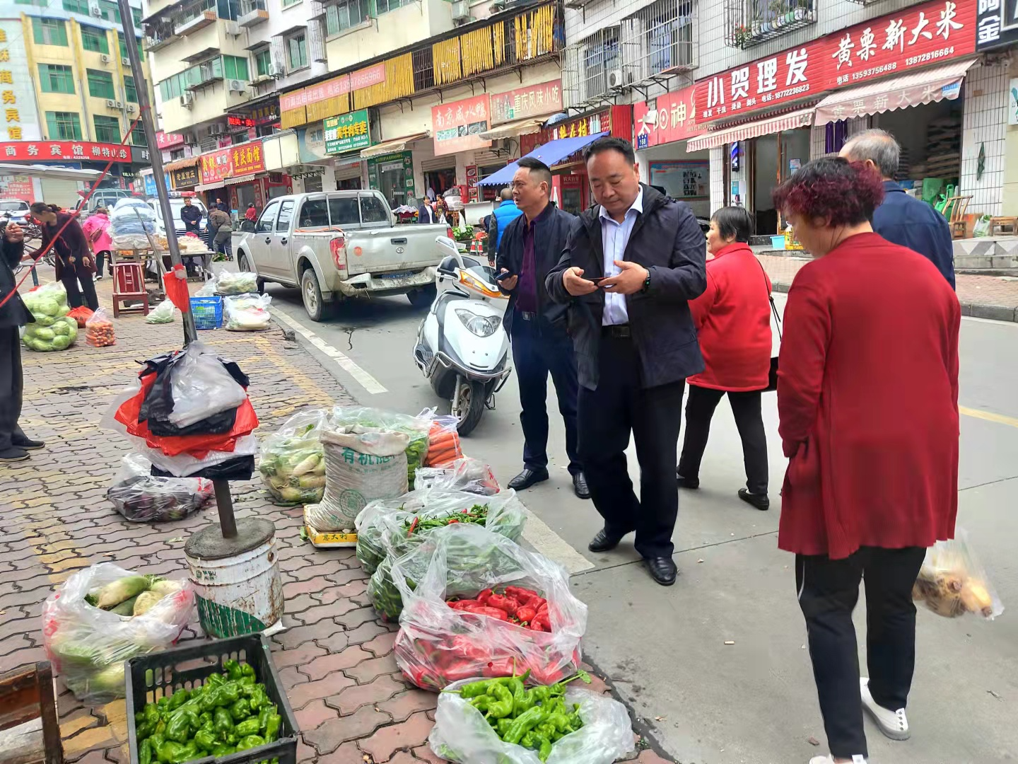 西关大市场周边乱象突出