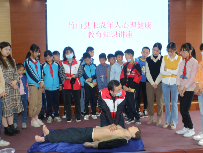 县红十字会开展应急救护“献爱心”活动