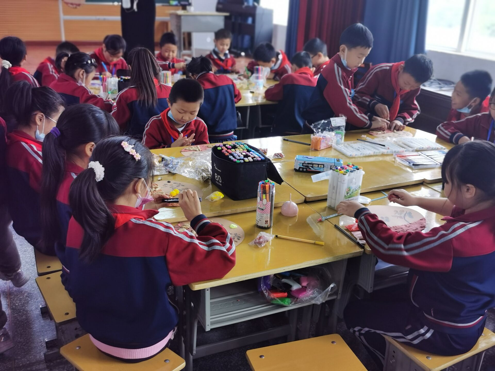 我县西西片小学举行体音美劳示范课观摩活动