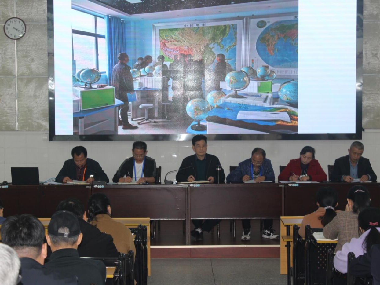 竹山一中凝心聚力抓学科建设 促教科研提升