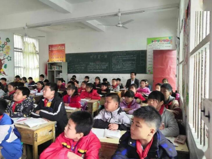 文峰中学开展推门听课抓教学活动