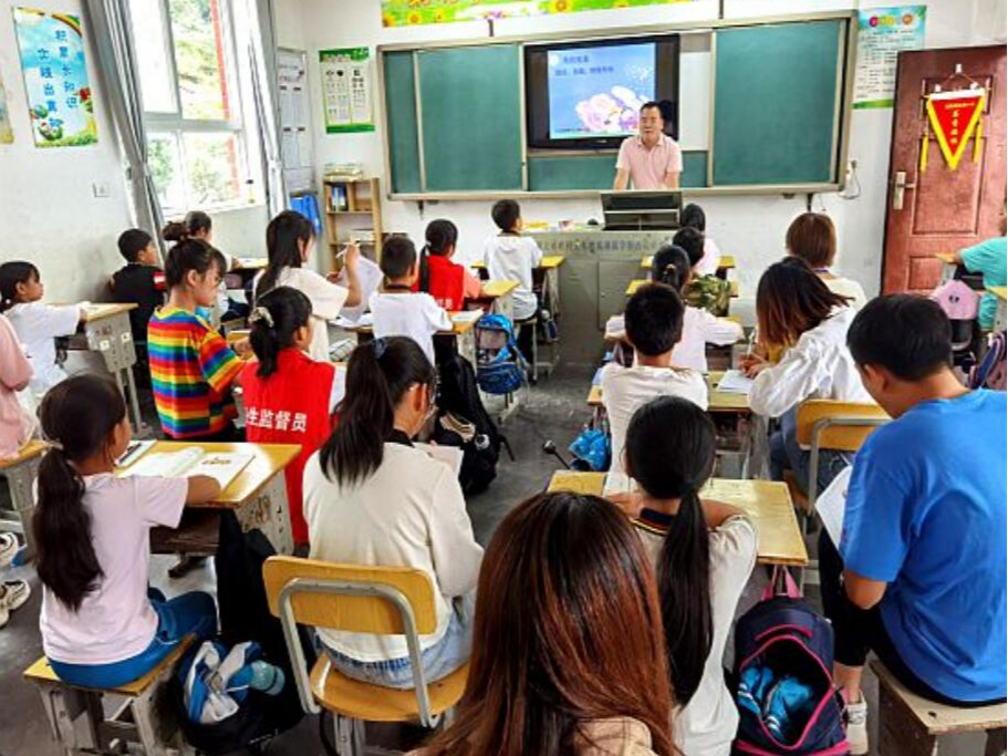 擂鼓鼓锣小学：赛课促教研 课堂展风采