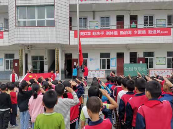 得胜镇复兴小学开展“向国旗敬礼”活动