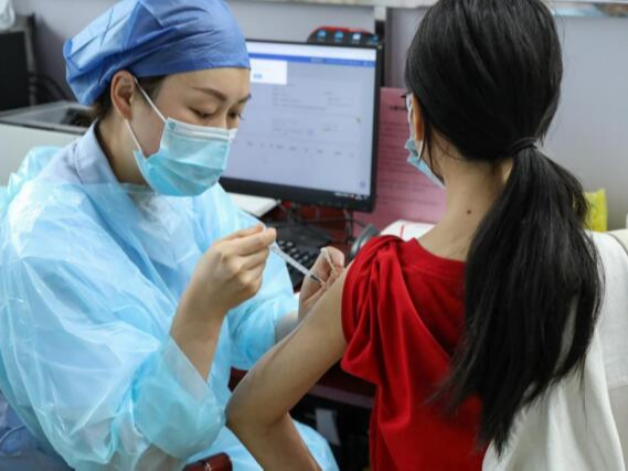 文峰中心小学教师接种新冠疫苗加强针