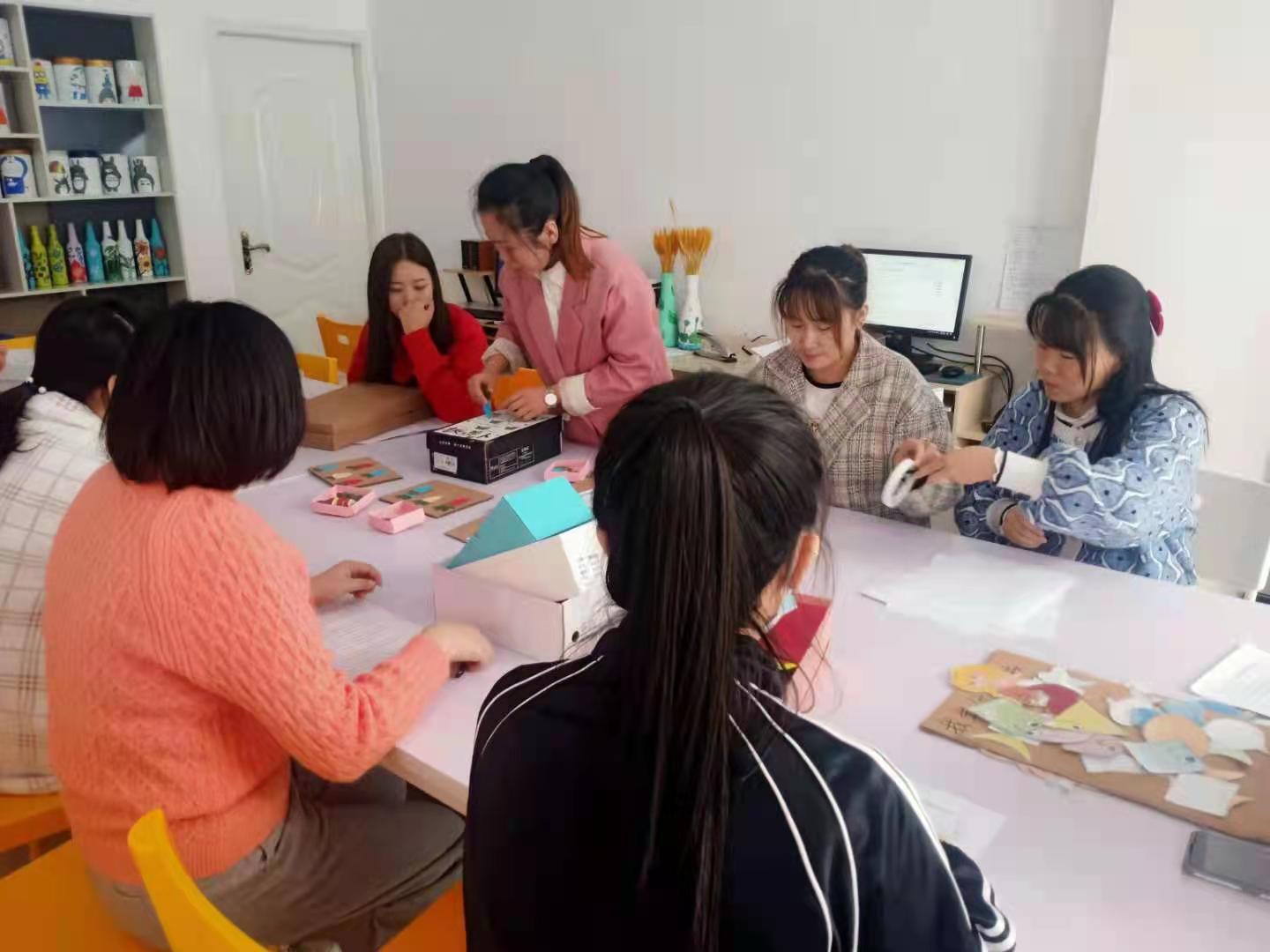 城关镇英才宝贝幼儿园开展教师自制玩教具大比拼活动