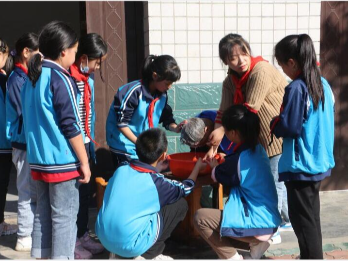 溢水学校师生进社区开展孝传家风活动