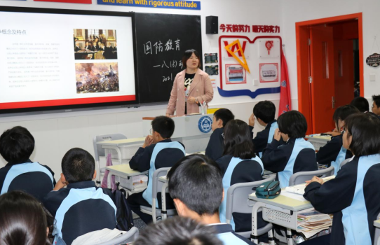 南山外校初中部组织召开“国防教育”活动月主题班会