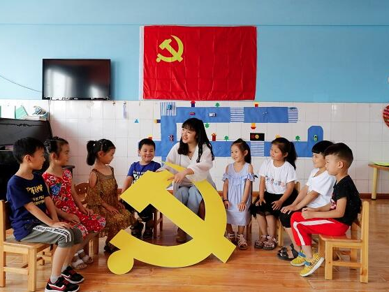 县实验小学常态化落实“党员示范课”