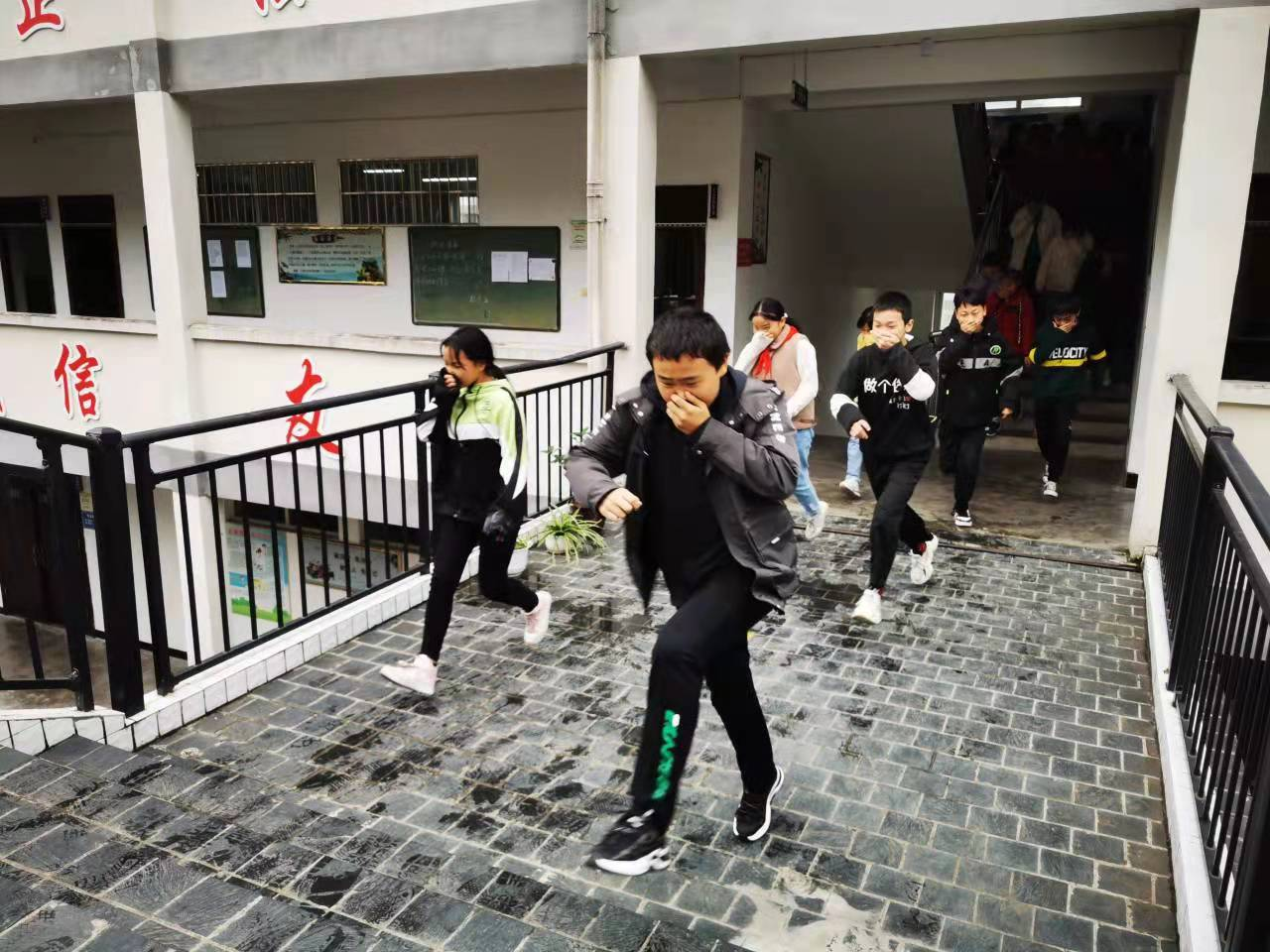 文峰中学开展火灾应急疏散演练