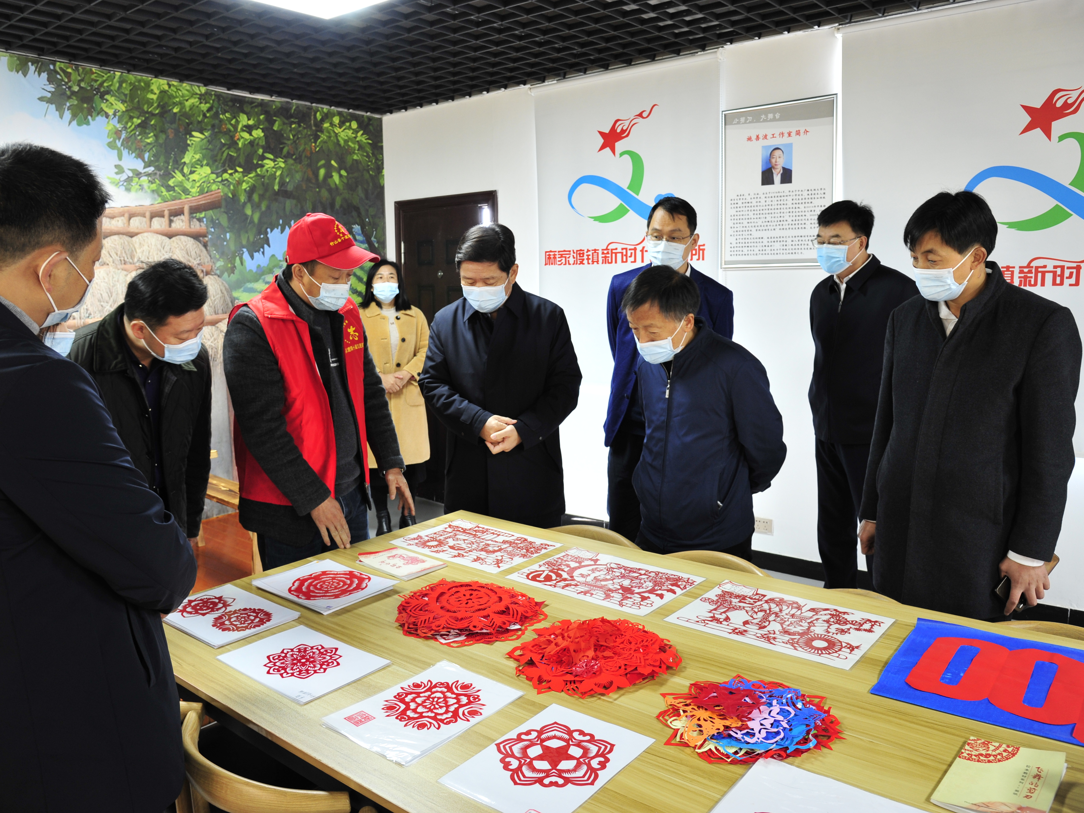 省委宣传部常务副部长邓务贵来我县调研