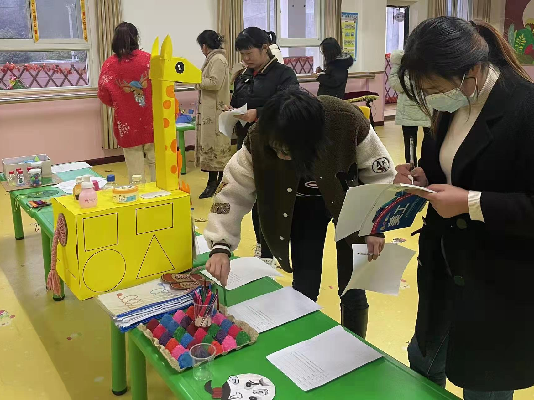 “小巧手、大创意”擂鼓镇护驾幼儿园开展教师手工制作大赛活动