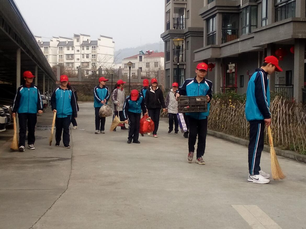 竹山一中为创文助力