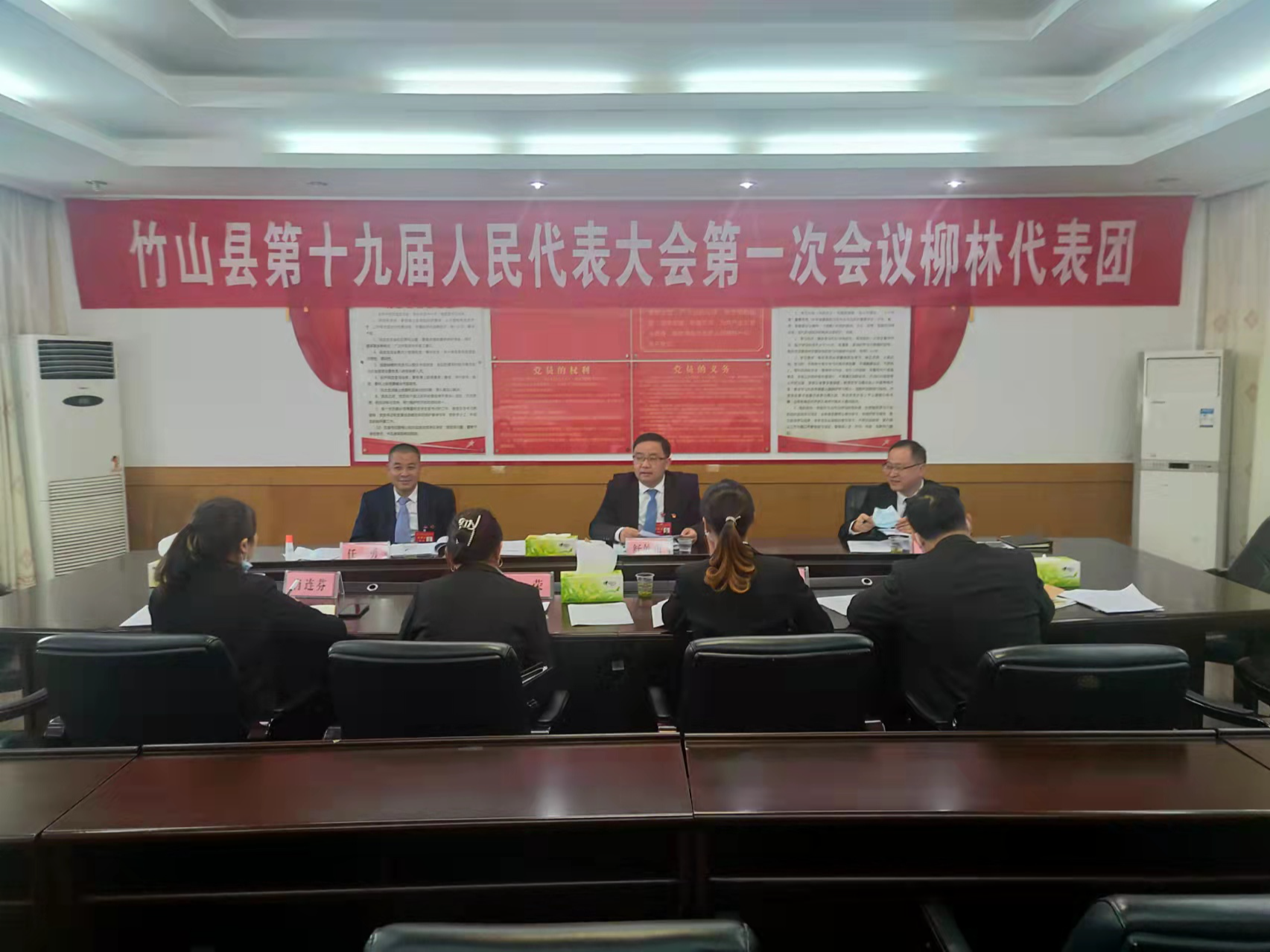 柳林代表团讨论政府工作报告