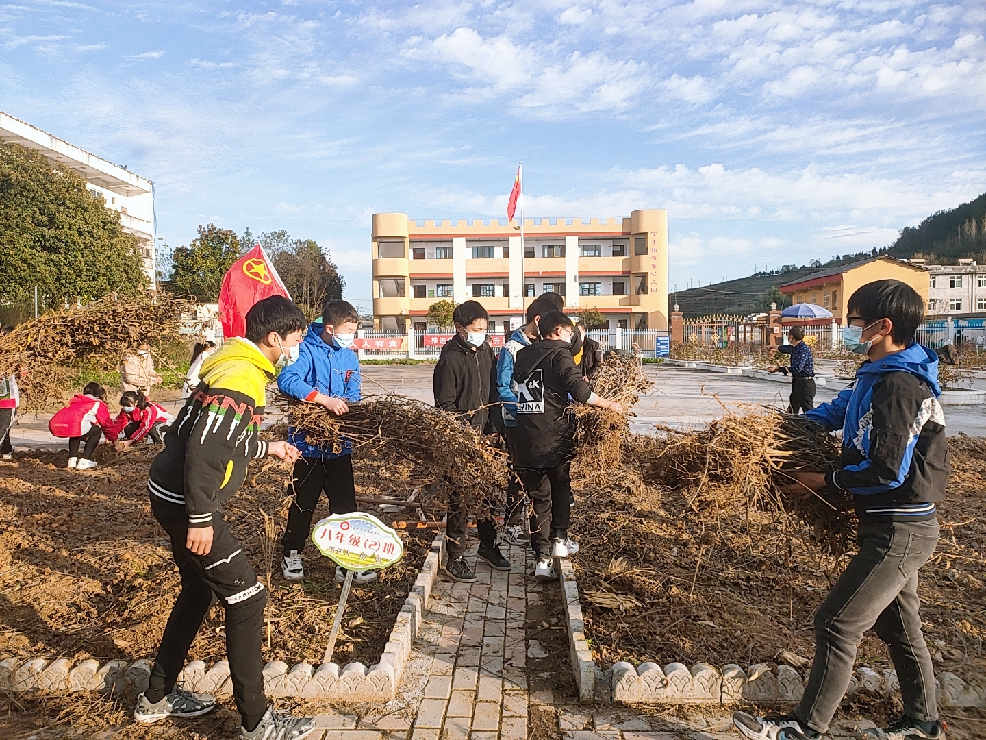 黄栗九年一贯制学校开展“劳动最光荣”实践活动