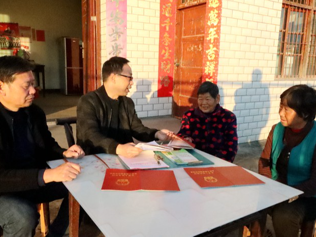 上庸鎮財政所送證上門暖民心